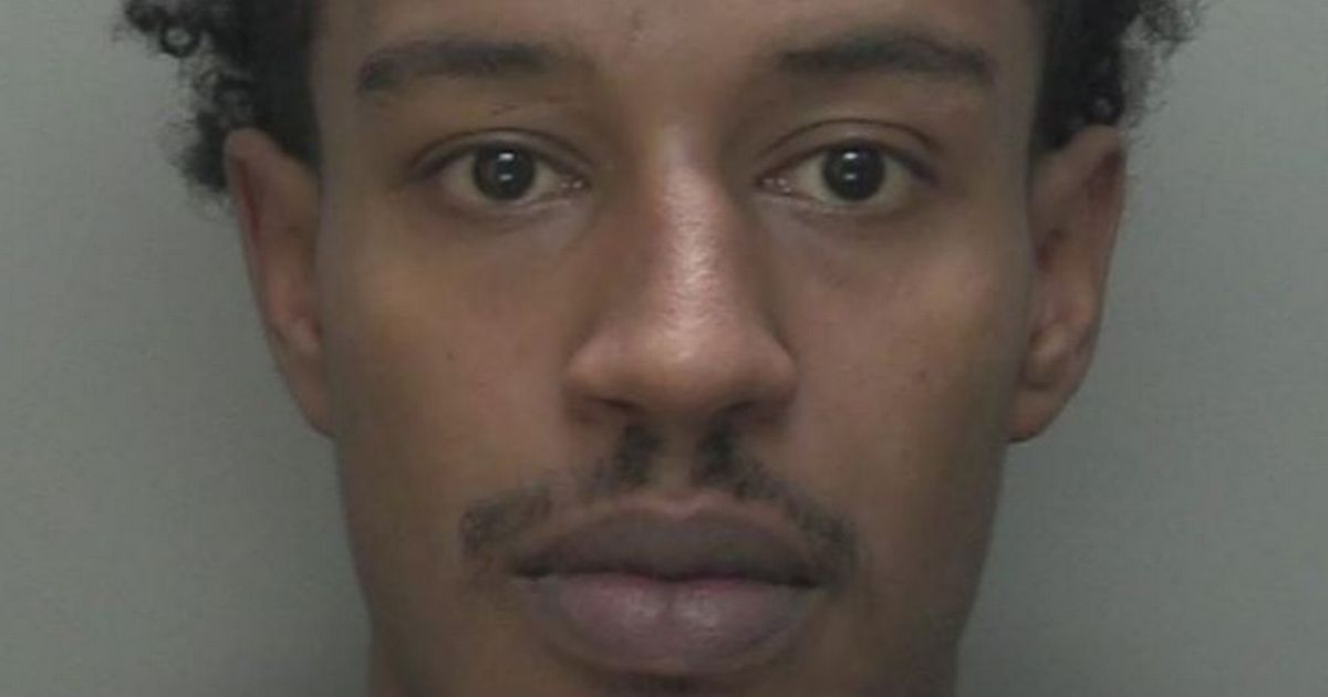 Man robbed as he left Hull nightclub filming on his phone