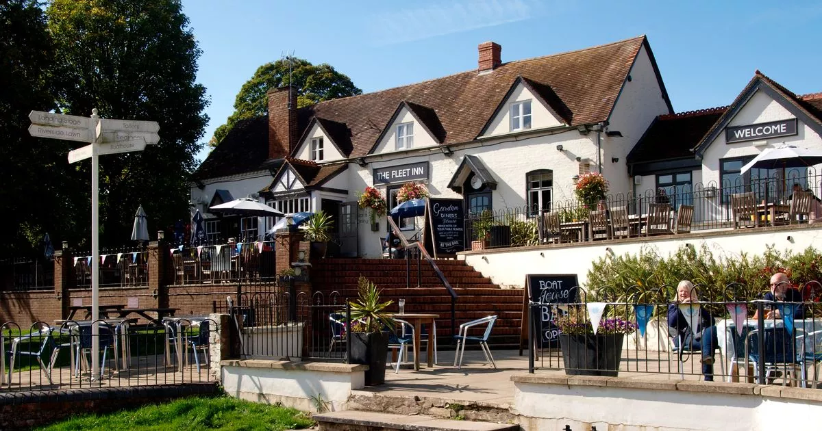 Beautiful English village with countryside walks and a modern shopping outlet