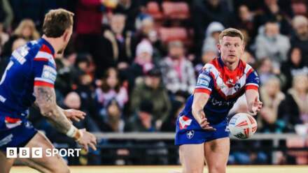 Oliver Russell: Huddersfield Giants re-sign half-back from Wakefield Trinity