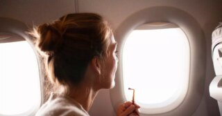 Flight attendant explains what happens if you forget to put window blinds up for take-off