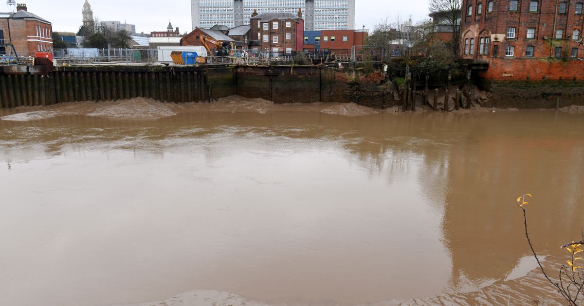 Police uncover cannabis farm and make further arrests after two men entered River Hull following pursuit