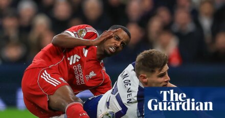 Liverpool cling on to win chaotic clash against nine-man Spurs but Isak injured | Premier League