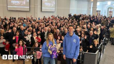Jewish community hands out gifts on Christmas Day