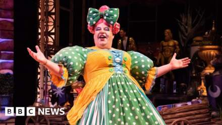 Panto Dame celebrates 1,000th Sheffield performance