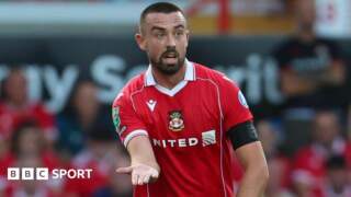 Eoghan O’Connell: Barnsley sign former Wrexham defender