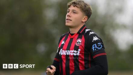 Aiden Marsh & Emmerson Sutton: Harrogate Town sign duo