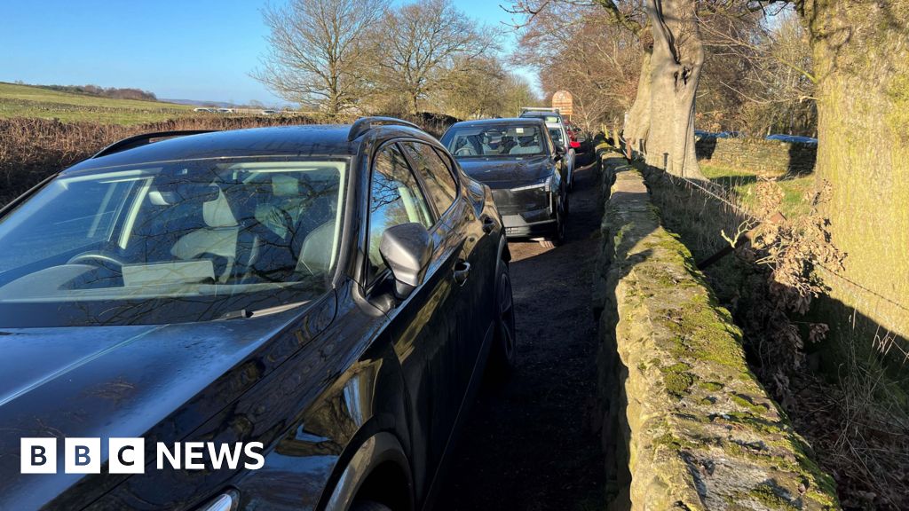 Call for parking fees at Leeds parks to end after ‘chaos’