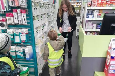Heartwarming pictures as children from a Hull nursery spread joy across the local community for Random Acts of Kindness Day