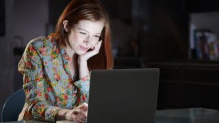 I’m a travel expert and always set my alarm for the same time to book cheap flights