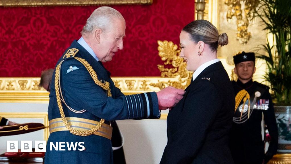 King's bravery award for PC who saved burning woman