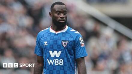 Newcastle-Sunderland match halted after report of racism towards Lutsharel Geertruida
