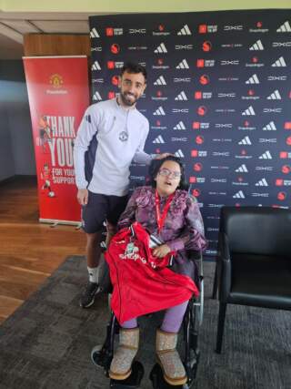 Inspirational Sheffield girl Aroob Haroon meets Manchester United heroes on Dream Day