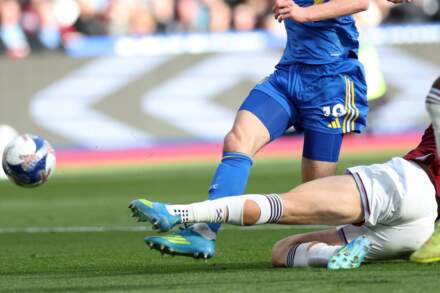 'How can you not give it?' – Referee questioned after controversial Leeds United incident vs West Ham