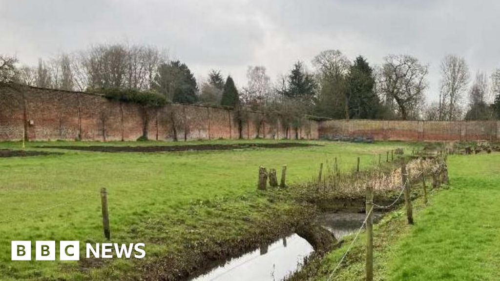 Repairs to crumbling palace garden walls approved