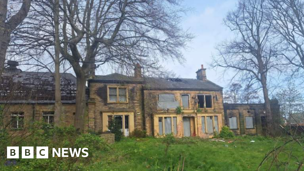 Fire-hit club demolition urged over safety risk