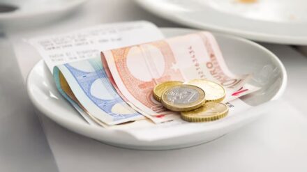 Foodie buys three-course meal in Benidorm but holidaymakers are floored by price
