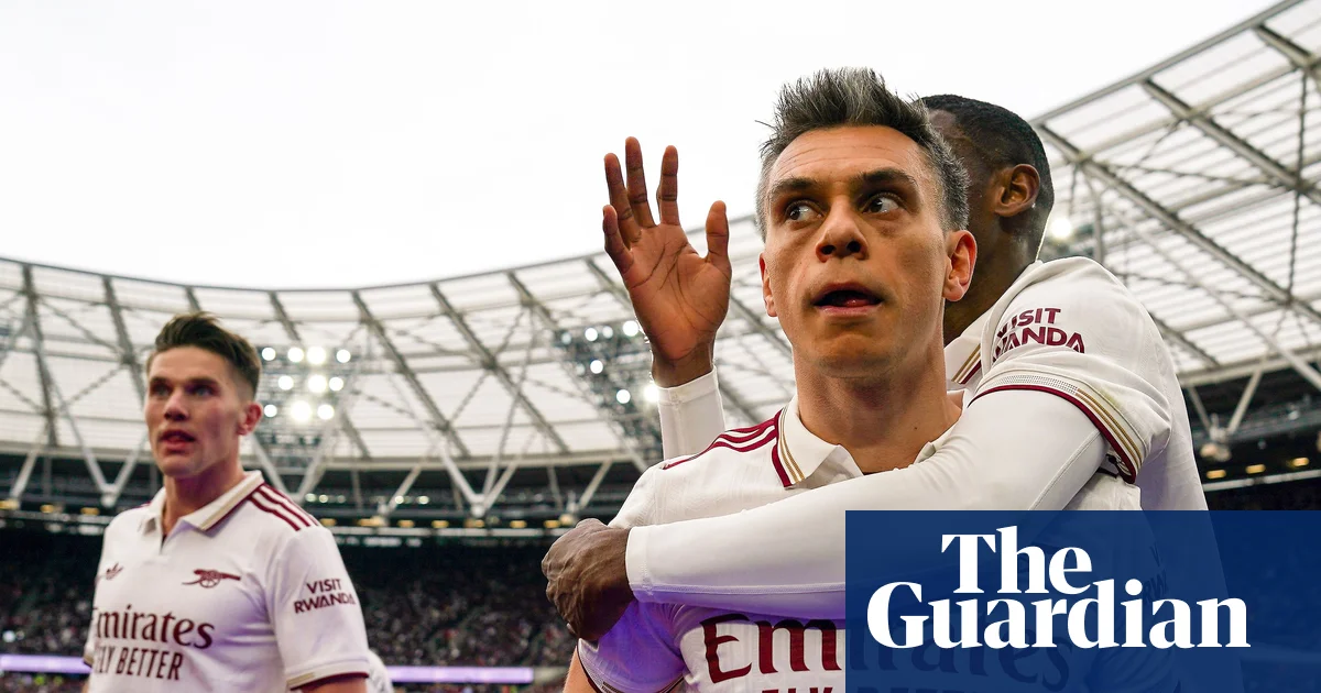 Arsenal edge closer to title and ‘spygate’ overshadows playoffs – Football Weekly | Football