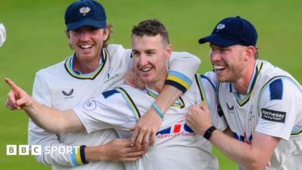 County Championship: Yorkshire on top against Surrey