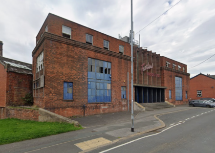 Residents issued warning as firefighters tackle blaze at abandoned Festival Foods building in Leeds