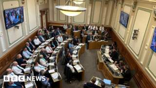 Council still without a leader after meeting chaos