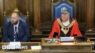 Jeers from public gallery after row over new mayor