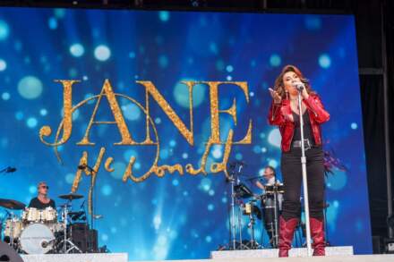 Fans call Jane McDonald's Mighty Hoopla performance 'the best act of the weekend'