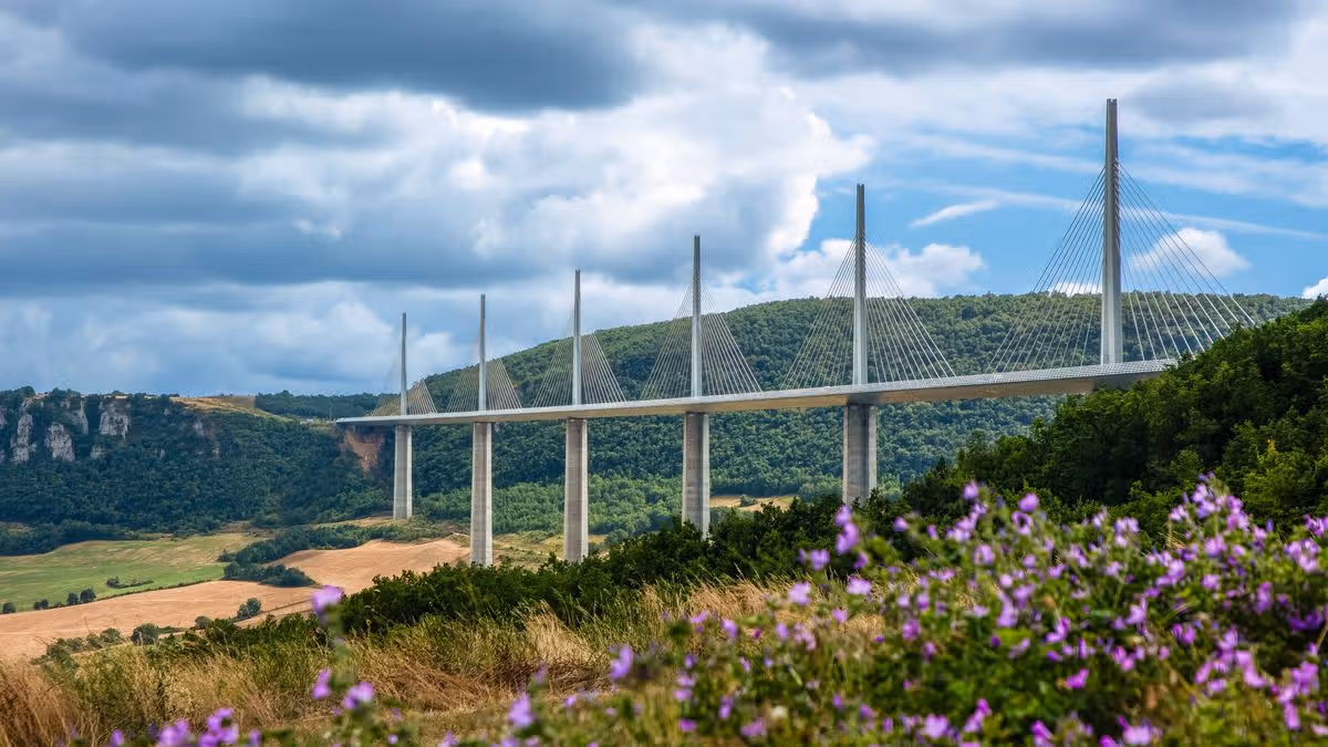 World’s tallest bridge stands at 1,104ft high and could fit skyscrapper underneath