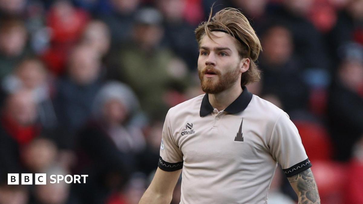 Henry Cartwright: Bradford City sign Leicester City midfielder