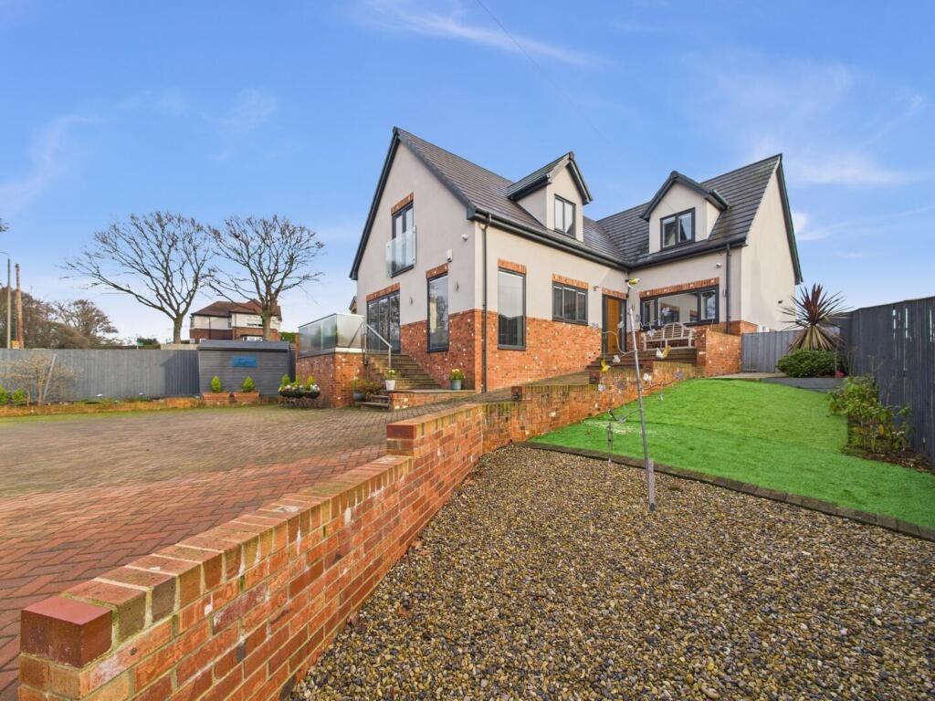 For sale in Pontefract: Look inside a grand £600,000 family home, for sale in Featherstone