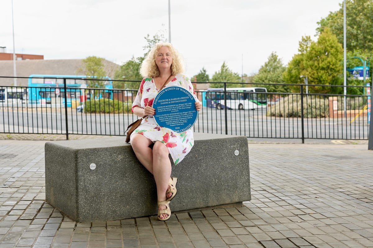 Blue plaque honouring two talented Wakefield artists unveiled in city centre
