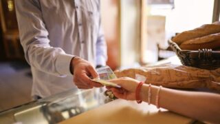 ‘Buy holiday cash now’ and ‘save €230’ ahead of ‘change after this week’